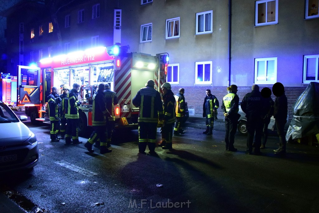 Feuer 2 Y durch Weihnachtsbaum  Koeln Ehrenfeld Alpenerstr P64.JPG - Miklos Laubert